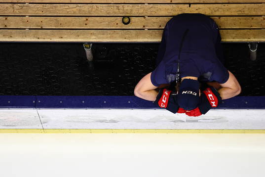 Linköpings Andrew Gordon laddar upp före  ishockeymatchen