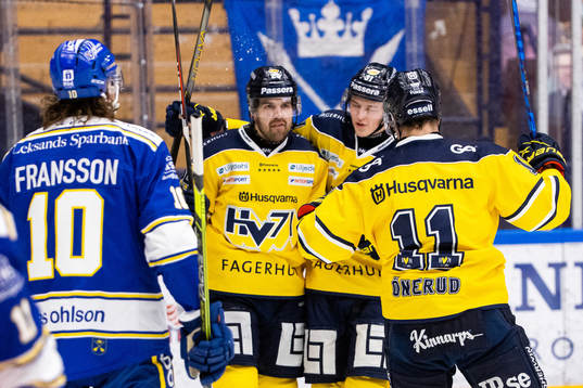 s Axel Holmström jublar med Oskar Olausson och Simon