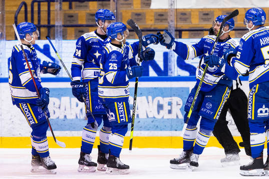 Leksands Peter Cehlarik jublar med lagkamrater