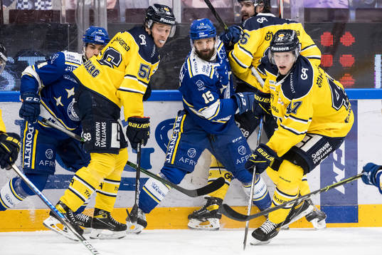 s Fredrik Forsberg och HV71:s Anton Karlsson och HV71:s