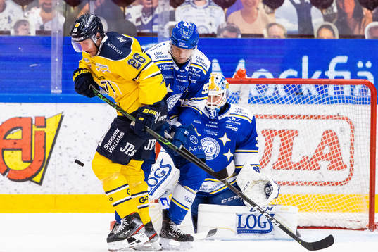 s Alexander Bergström och Leksands Jonas Ahnelöv framför