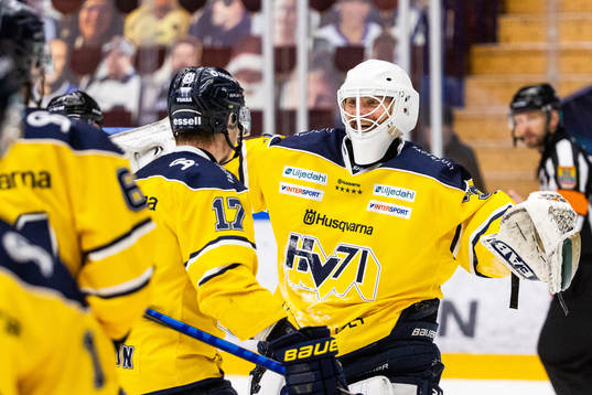 s målvakt Markus Svensson jublar
