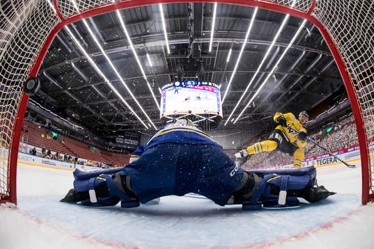 s Simon Önerud gör mål på straff bakom Leksands