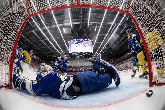 s Simon Önerud gör 1-3 bakom Leksands målvakt Janne