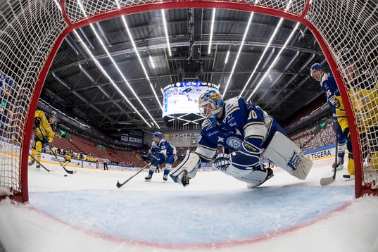 s Simon Önerud gör 1-3 bakom Leksands målvakt Janne