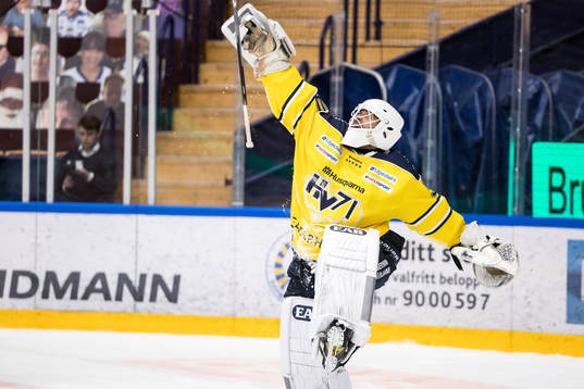 s målvakt Markus Svensson jublar