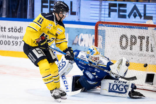 s Simon Önerud gör mål bakom Leksands målvakt Janne