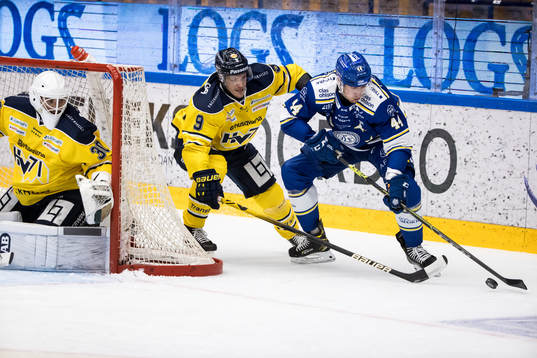s Didrik Strömberg och  Leksands Carter Ashton bakom