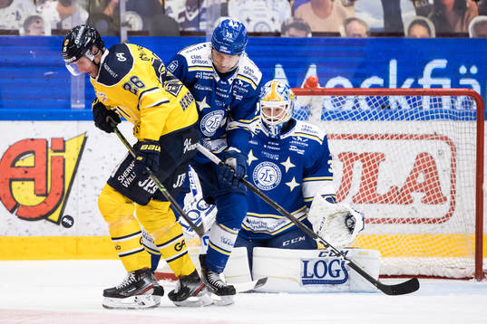 s Alexander Bergström framför Leksands målvakt Janne