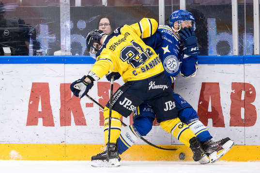 s Christian Sandberg tacklar Leksands Otto Paajanen