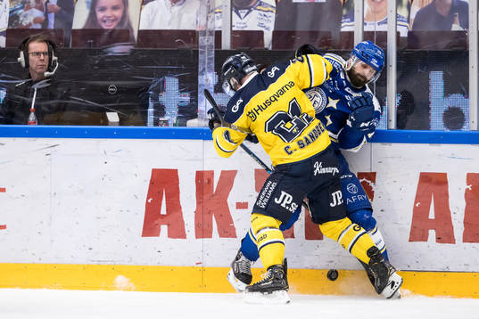 s Christian Sandberg tacklar Leksands Otto Paajanen