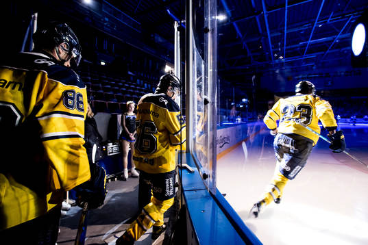 s Fredrik Forsberg och HV71:s Jacob Grönhagen och HV71:s