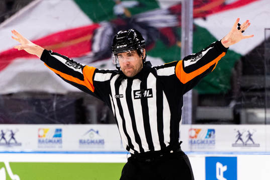 Domare Mikael Sjöqvist gör wash out och dömer bort mål