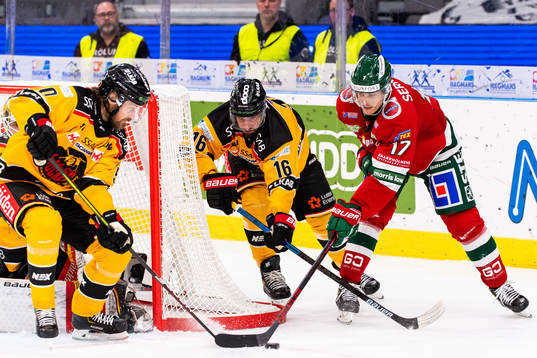 Luleås Daniel Sondell och Niklas Olausson försvarar mot