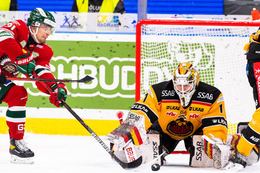 Frölundas Nicklas Lasu och Luleås målvakt Jesper