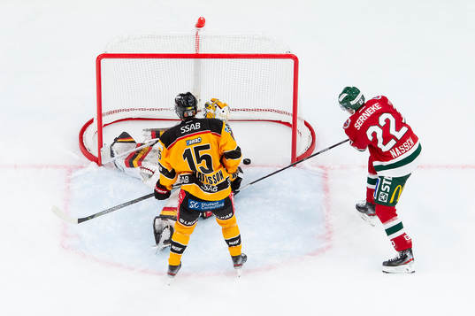 Pucken ligger på mållinjen framför Frölundas Linus