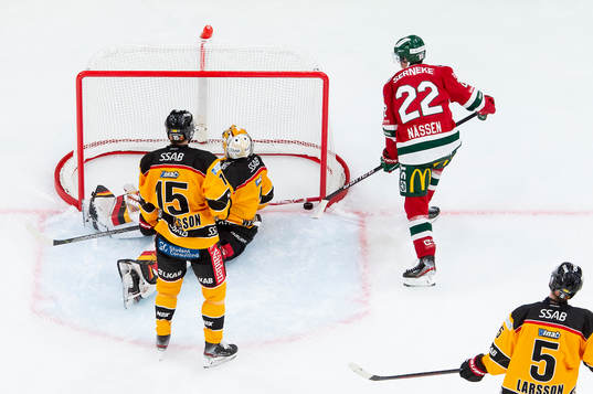 Pucken ligger på mållinjen framför Frölundas Linus
