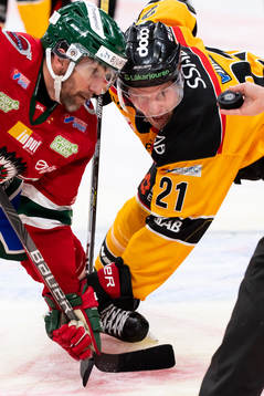 Frölundas Joel Lundqvist tekar mot Luleås Juhani
