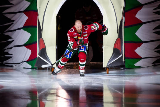 Frölundas Jens Olsson åker ut på isen innan