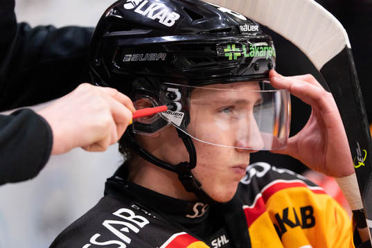 Luleås Carl Mattsson får sitt visir fastskruvat