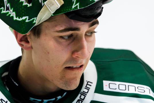 Färjestads målvakt Arvid Holm deppar