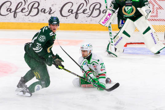 Färjestads Adam Ginning och Rögles Daniel Zaar