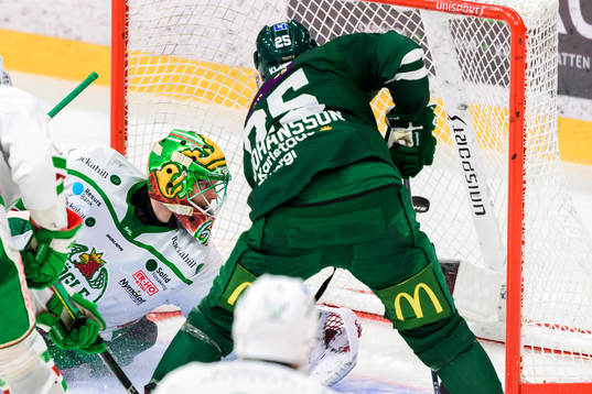 Rögles målvakt Christoffer Rifalk ser på¨när