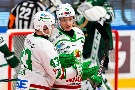 Rögles Olli Palola jublar med Anton Bengtsson