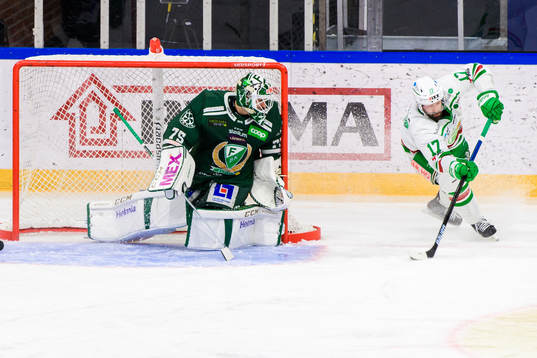 Färjestads målvakt Arvid Holm och Rögles Taylor Matson
