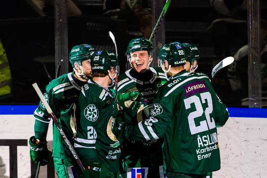 Färjestads Olle Lycksell jublar med lagkamrater
