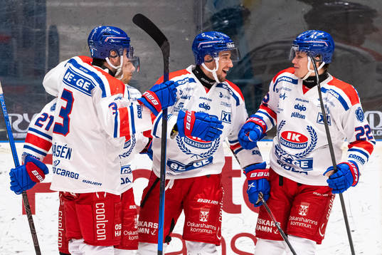 Oskarshamns Max Veronneau jublar med lagkamrater