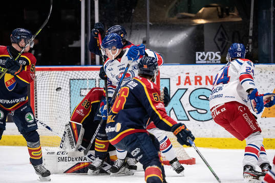 Oskarshamns Tyler Kelleher  gör 0-2 bakom Djurgårdens