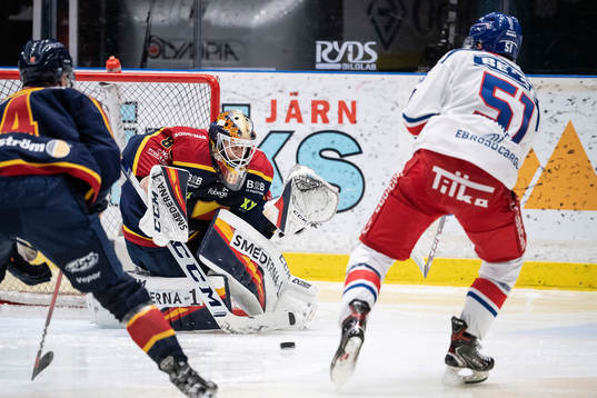 Oskarshamns Max Veronneau mot Djurgårdens målvakt Niklas
