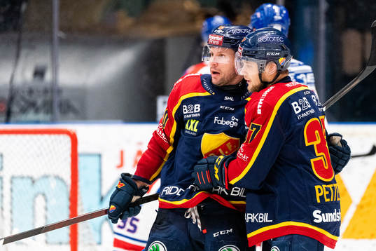 Djurgårdens Niclas Bergfors jublar med Jesper Pettersson