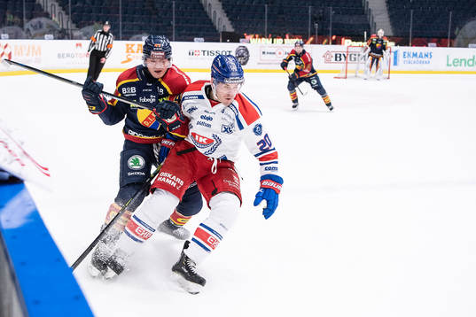 Djurgårdens Rhett Rakhshani mot Oskarshamns Lance Bouma