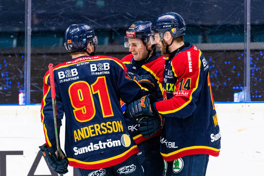 Djurgårdens Michael Haga jublar med Linus Andersson och