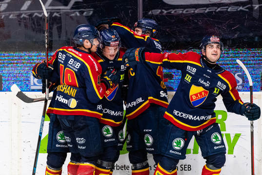 Djurgårdens Linus Andersson jublar med lagkamrater