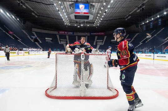 Djurgårdens målvakt Niklas Svedberg och Tom Nilsson deppar