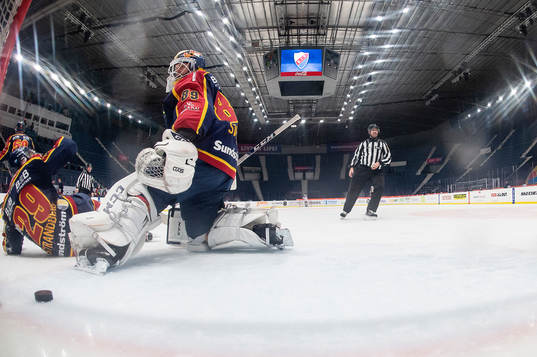 Djurgårdens målvakt Niklas Svedberg deppar