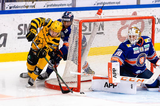 Skellefteås Linus Lindström oroar vid Växjös målvakt