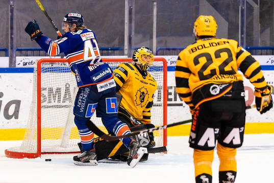Växjös Ludvig Nilsson jublar och Skellefteås målvakt