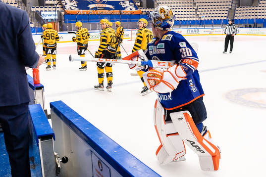 Växjös målvakt Viktor Fasth pratar med Skellefteås