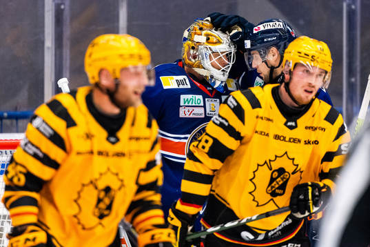 Växjös målvakt Viktor Fasth och Robert Rosén jublar