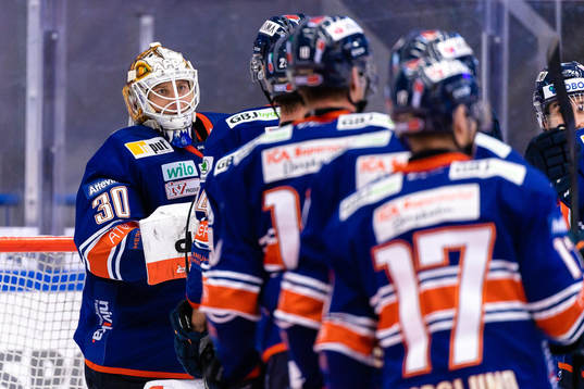 Växjös målvakt Viktor Fasth jublar