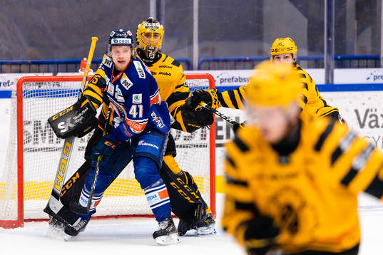 Växjös Ludvig Nilsson framför Skellefteås målvakt