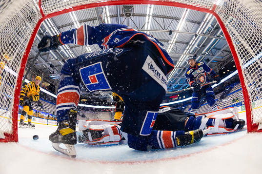 Växjös Juuso Vainio stoppar pucken i eget mål