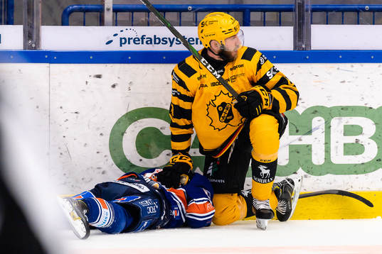 Växjös Jack Drury blir liggande