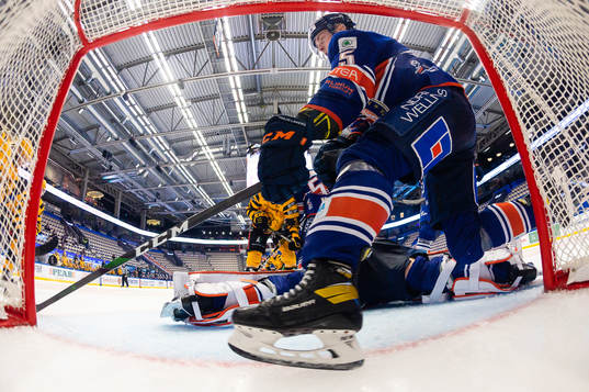 Växjös Juuso Vainio stoppar pucken i eget mål