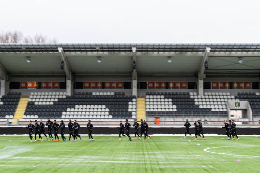Spelarna springer