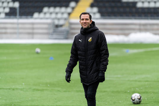 Sportchef Martin Ericssonunder en träning med det